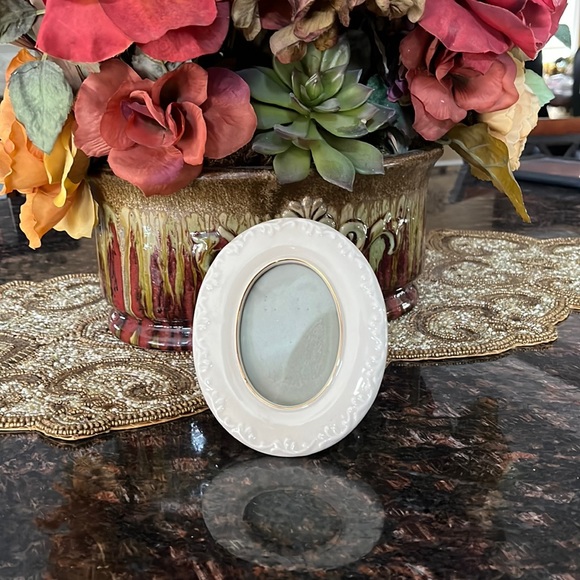 Small Oval Cream Color Floral Picture Frame - Picture 3 of 9